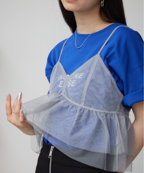 AZUL by moussy（アズールバイマウジー）の「チュールフリルキャミ（キャミソール・レディース・ブラック/アイボリー/グレー・FREE）」の3枚目の写真