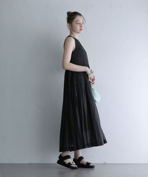 La TOTALITE（ラトータリテ）の「【ne Quittez pas/ヌキテパ 】Shirring Sleeveless Dress（ワンピース・レディース・ピンク/グリーン/ブラック・MEDIUM/SMALL）」の5枚目の写真