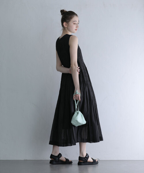 La TOTALITE（ラトータリテ）の「【ne Quittez pas/ヌキテパ 】Shirring Sleeveless Dress（ワンピース・レディース・ピンク/グリーン/ブラック・MEDIUM/SMALL）」の6枚目の写真