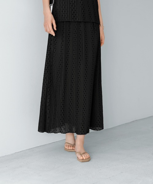 STYLE DELI(スタイルデリ)の「【LUXE】楊柳ドットプリーツロングスカート(スカート・レディース・ピンクベージュ/ブラック・SMALL/MEDIUM)」の2枚目の写真