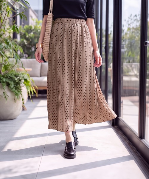 STYLE DELI(スタイルデリ)の「【LUXE】楊柳ドットプリーツロングスカート(スカート・レディース・ピンクベージュ/ブラック・SMALL/MEDIUM)」の3枚目の写真