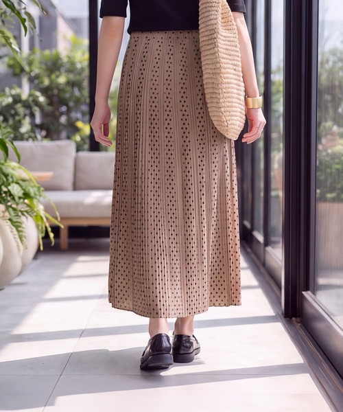 STYLE DELI(スタイルデリ)の「【LUXE】楊柳ドットプリーツロングスカート(スカート・レディース・ピンクベージュ/ブラック・SMALL/MEDIUM)」の5枚目の写真