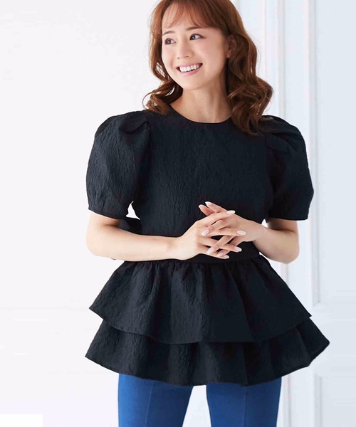 M y u（ミュー）の「フラワーエンボス 2段フリルブラウス（シャツ/ブラウス・レディース・ブラック/ホワイト・ML/SM）」の3枚目の写真