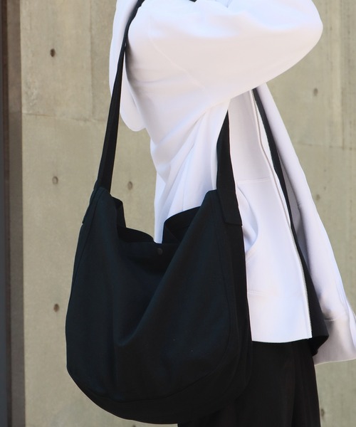 United Athle（ユナイテッドアスレ）の「【UNITED ATHLE】ヘヴィー キャンバス ニュースペーパーバッグ メッセンジャーバッグ 2026年春夏（ショルダーバッグ・メンズ・ナチュラル/ブラック・FREE）」の2枚目の写真