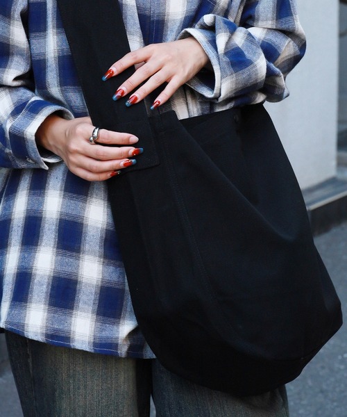 United Athle（ユナイテッドアスレ）の「【UNITED ATHLE】ヘヴィー キャンバス ニュースペーパーバッグ メッセンジャーバッグ 2026年春夏（ショルダーバッグ・メンズ・ナチュラル/ブラック・FREE）」の15枚目の写真