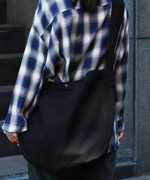 United Athle（ユナイテッドアスレ）の「【UNITED ATHLE】ヘヴィー キャンバス ニュースペーパーバッグ メッセンジャーバッグ 2026年春夏（ショルダーバッグ・メンズ・ナチュラル/ブラック・FREE）」の17枚目の写真