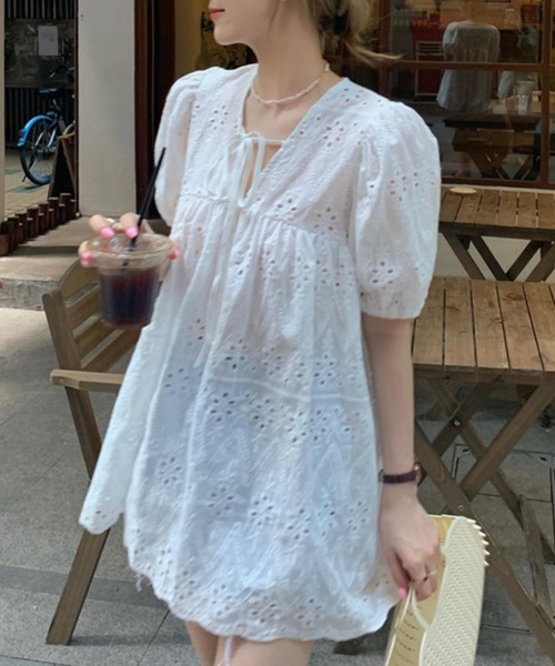 MAISON DE THERESE(メゾン ド テレーズ)の「Vネック透け感パフスリーブ総柄レースブラウス(チュニック・レディース・ホワイト・M)」の5枚目の写真