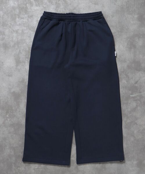 FFEIN（フェイン）の「【FFEIN(フェイン)】ワイドストレートスウェットパンツ / 刺繍 ワンポイント シンプル ノームコア 綺麗目 シティガール シティボーイ 裏起毛（スウェットパンツ・メンズ・グレー/ブラック/アッシュグレー/ネイビー・LARGE/SMALL/MEDIUM）」の4枚目の写真