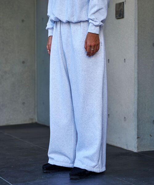 FFEIN（フェイン）の「【FFEIN(フェイン)】ワイドストレートスウェットパンツ / 刺繍 ワンポイント シンプル ノームコア 綺麗目 シティガール シティボーイ 裏起毛（スウェットパンツ・メンズ・グレー/ブラック/アッシュグレー/ネイビー・LARGE/SMALL/MEDIUM）」の2枚目の写真