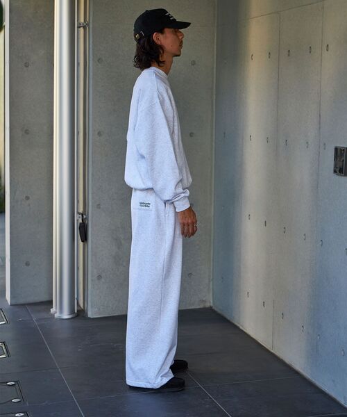 FFEIN（フェイン）の「【FFEIN(フェイン)】ワイドストレートスウェットパンツ / 刺繍 ワンポイント シンプル ノームコア 綺麗目 シティガール シティボーイ 裏起毛（スウェットパンツ・メンズ・グレー/ブラック/アッシュグレー/ネイビー・LARGE/SMALL/MEDIUM）」の5枚目の写真
