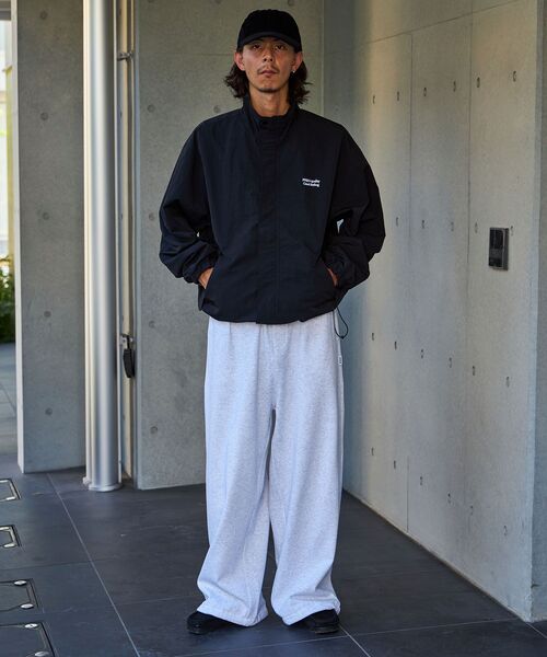 FFEIN（フェイン）の「【FFEIN(フェイン)】ワイドストレートスウェットパンツ / 刺繍 ワンポイント シンプル ノームコア 綺麗目 シティガール シティボーイ 裏起毛（スウェットパンツ・メンズ・グレー/ブラック/アッシュグレー/ネイビー・LARGE/SMALL/MEDIUM）」の10枚目の写真