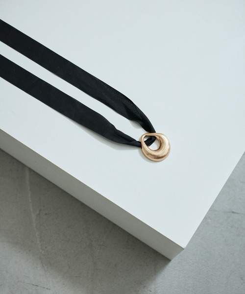ADAM ET ROPE'（アダムエロペ）の「Petal ball ribbon choker（チョーカー・レディース・ゴールド系その他2・FREE）」の4枚目の写真