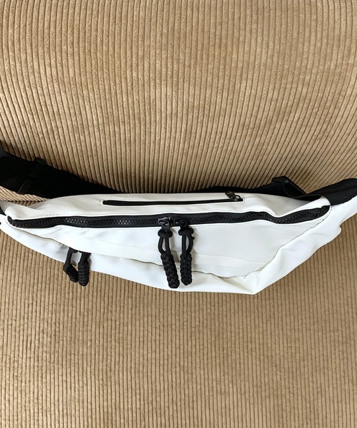 CRB（シーアールビー）の「ジップ配色ボディバッグ（ボディバッグ/ウエストポーチ・レディース・レッド/ベージュ/アイボリー/ブラック・F）」の9枚目の写真