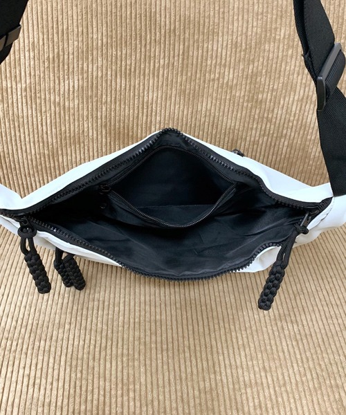 CRB（シーアールビー）の「ジップ配色ボディバッグ（ボディバッグ/ウエストポーチ・レディース・レッド/ベージュ/アイボリー/ブラック・F）」の10枚目の写真