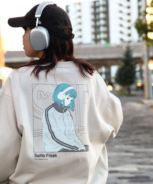 ZIP FIVE(ジップファイブ)の「【Selfie freak】 イラスト バックプリント セルフィーヘッドフォンガール スウェット トレーナー / 長袖(スウェット・メンズ・ブルーグレー/ブラック/ライトベージュ/オートミール・X-LARGE/MEDIUM/LARGE)」の4枚目の写真