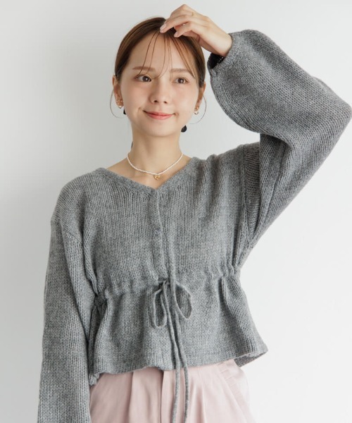 flower（フラワー）の「エアリーペプラムカーディガン（ニット/セーター・レディース・ホワイト/グレー・FREE）」の2枚目の写真