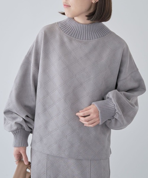 ELENCARE DUE（エレンカーレデュエ）の「・ELENCARE DUE エンボスプルオーバー（Tシャツ/カットソー・レディース・ライトグレー/チャコールグレー/アイボリー/グレイッシュベージュ・FREE）」の4枚目の写真