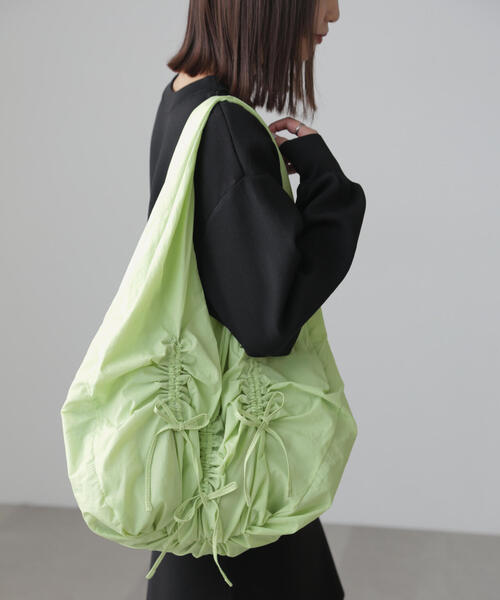 FREE'S MART（フリーズマート）の「◆くしゅリボントート（トートバッグ・レディース・ブラック/ライトグリーン・ﾌﾘ-）」の5枚目の写真