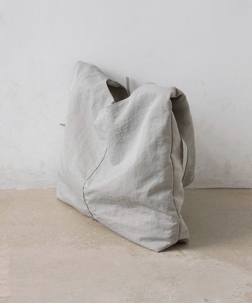 EFOLE(エフォル)の「Nylon side ribbon oneshoulder bag/ナイロン サイドリボン ワンショルダー バッグ(ショルダーバッグ・レディース・ライトグレー/ベージュ/ブラック・FREE)」の4枚目の写真