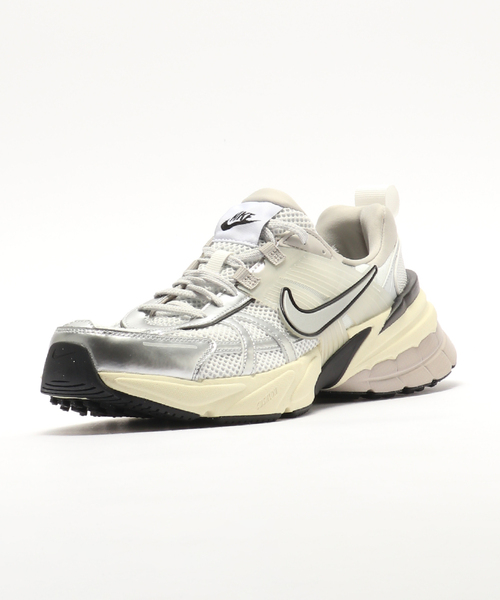 NIKE(ナイキ)の「【NIKE/ ナイキ】V2K ラン(スニーカー・メンズ・シルバー・26cm/27cm/28cm)」の2枚目の写真