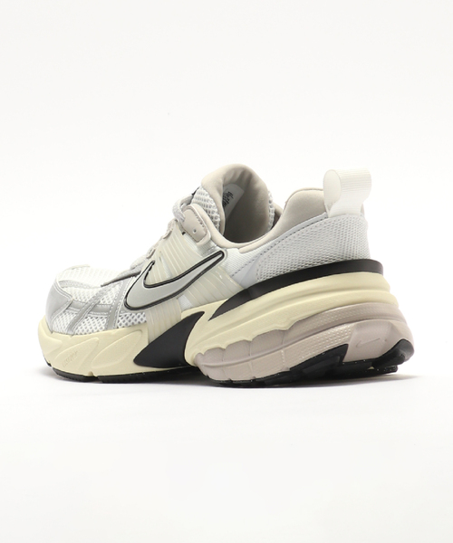 NIKE(ナイキ)の「【NIKE/ ナイキ】V2K ラン(スニーカー・メンズ・シルバー・26cm/27cm/28cm)」の3枚目の写真