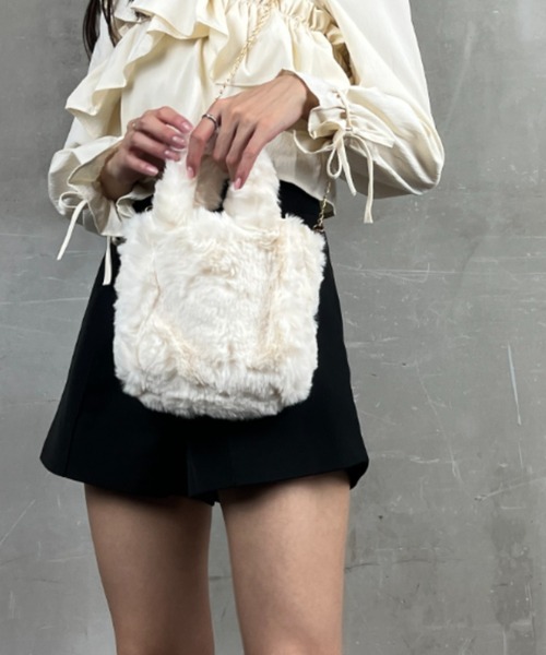 tolene(トレネ)の「フェイクファー ミニバッグ チェーンストラップ 2way ハンドバッグ ショルダーバッグ(ハンドバッグ・レディース・ホワイト/ベージュ/ブラック・ONE SIZE)」の1枚目の写真