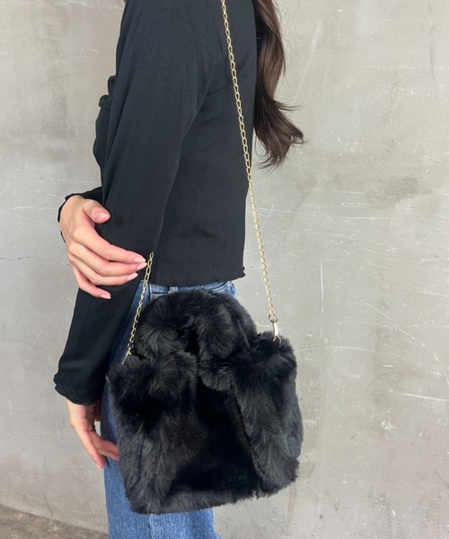 tolene(トレネ)の「フェイクファー ミニバッグ チェーンストラップ 2way ハンドバッグ ショルダーバッグ(ハンドバッグ・レディース・ホワイト/ベージュ/ブラック・ONE SIZE)」の2枚目の写真