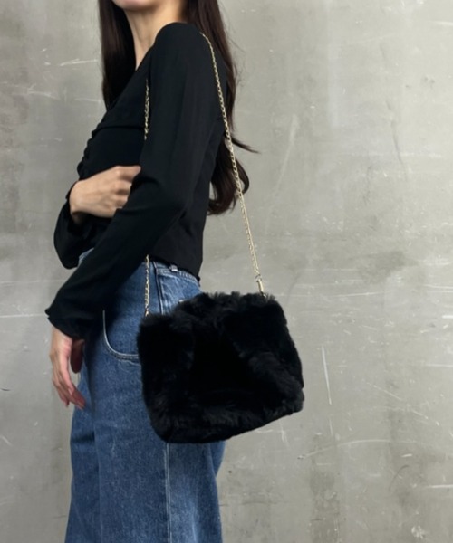 tolene(トレネ)の「フェイクファー ミニバッグ チェーンストラップ 2way ハンドバッグ ショルダーバッグ(ハンドバッグ・レディース・ホワイト/ベージュ/ブラック・ONE SIZE)」の11枚目の写真