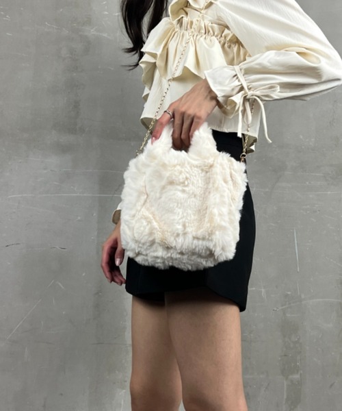 tolene(トレネ)の「フェイクファー ミニバッグ チェーンストラップ 2way ハンドバッグ ショルダーバッグ(ハンドバッグ・レディース・ホワイト/ベージュ/ブラック・ONE SIZE)」の6枚目の写真