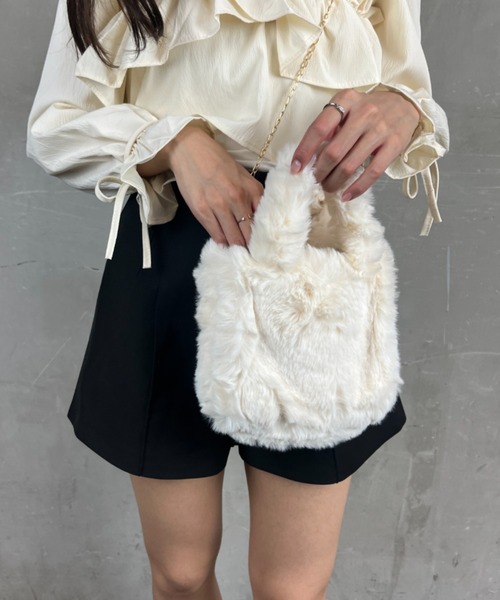 tolene(トレネ)の「フェイクファー ミニバッグ チェーンストラップ 2way ハンドバッグ ショルダーバッグ(ハンドバッグ・レディース・ホワイト/ベージュ/ブラック・ONE SIZE)」の7枚目の写真