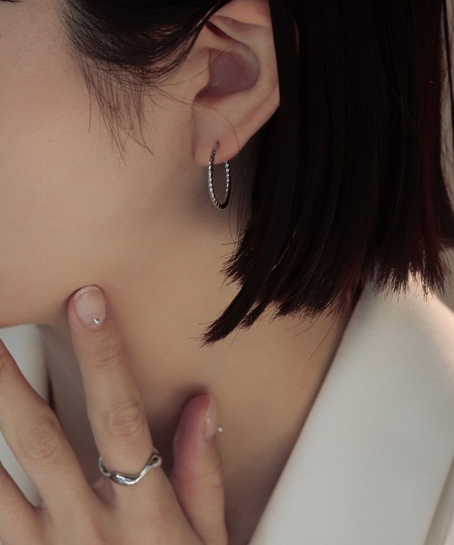 bonu.(ボヌ)の「【silver925】ねじりフープピアス(ピアス(両耳用)・レディース・シルバー/ゴールド・FREE)」の3枚目の写真