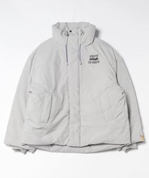 （What it isNt）ART BY MARKGONZALES（ワットイットイズント）の「【（What it isNt）ART BY MARKGONZALES / (ワットイットイズント) アートバイマークゴンザレス】スタンドカラーリラックスフィット バックプリント パファージャケット ユニセックス（ブルゾン・メンズ）」