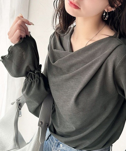 classicalelf(クラシカルエルフ)の「大人の魅力と甘さを兼ね備えた。キャンディースリーブオフショルダードレープネックリブトップス(長袖)(Tシャツ/カットソー・レディース・チャコール/ブラック/アイボリー・LARGE/MEDIUM/SMALL/X-LARGE)」の2枚目の写真