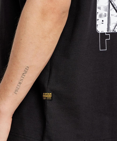 G-STAR（ジースター）の「BARCODE BACK GRAPHIC LOOSE T-SHIRT/バックグラフィックプリントオーバーサイズTシャツ（Tシャツ/カットソー・メンズ・ダークブラック/ホワイト・X-SMALL/SMALL/MEDIUM/LARGE/X-LARGE）」の15枚目の写真