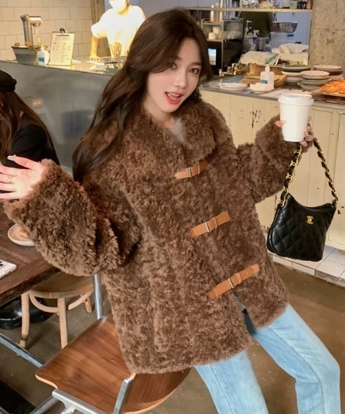 DIAVEL（ディアベル）の「キルディング裏地ファーコート（その他アウター・レディース・ベージュ/ブラウン・M）」の4枚目の写真