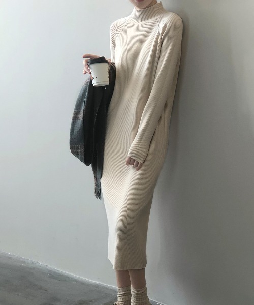 Alum'（アルム）の「ハイネックリブニットワンピース（ワンピース・レディース・グリーン/グレイッシュベージュ/アイボリー/ブラウン/ブラック・FREE）」の3枚目の写真