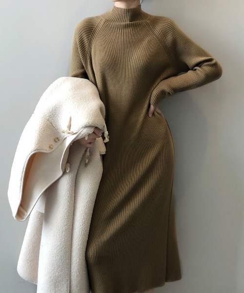 Alum'（アルム）の「ハイネックリブニットワンピース（ワンピース・レディース・グリーン/グレイッシュベージュ/アイボリー/ブラウン/ブラック・FREE）」の21枚目の写真