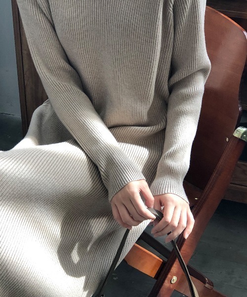Alum'（アルム）の「ハイネックリブニットワンピース（ワンピース・レディース・グリーン/グレイッシュベージュ/アイボリー/ブラウン/ブラック・FREE）」の6枚目の写真