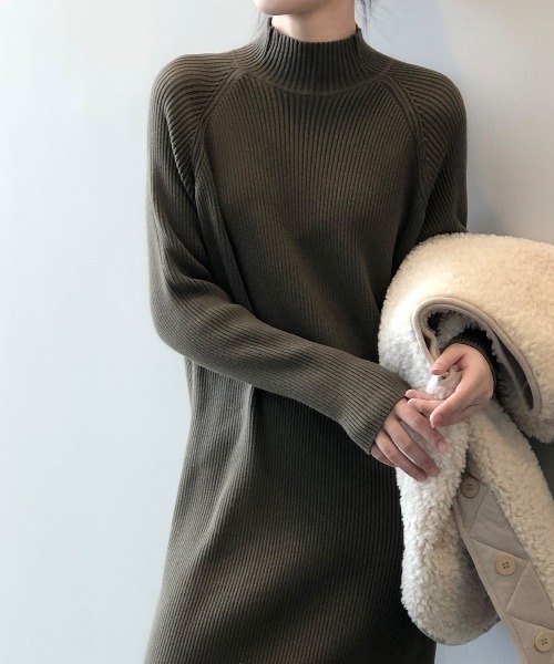 Alum'（アルム）の「ハイネックリブニットワンピース（ワンピース・レディース・グリーン/グレイッシュベージュ/アイボリー/ブラウン/ブラック・FREE）」の19枚目の写真