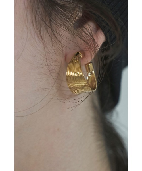 marjour（マージュール）の「SLIM LINE HOOP PIERCE（ピアス（両耳用）・レディース・ゴールド/シルバー・FREE）」の9枚目の写真