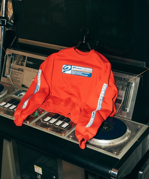 FREAK'S STORE(フリークスストア)の「PIKO × FREAK'S STORE/ピコ 別注 スクエアロゴ クルーネックスウェット(スウェット・レディース・チャコール/ナチュラル/レッド・フリ-)」の3枚目の写真