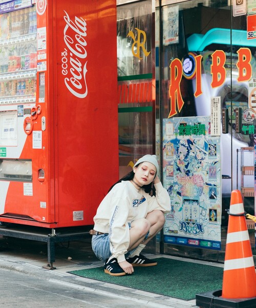 FREAK'S STORE(フリークスストア)の「PIKO × FREAK'S STORE/ピコ 別注 スクエアロゴ クルーネックスウェット(スウェット・レディース・チャコール/ナチュラル/レッド・フリ-)」の6枚目の写真