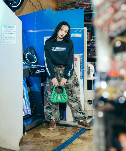 FREAK'S STORE(フリークスストア)の「PIKO × FREAK'S STORE/ピコ 別注 スクエアロゴ クルーネックスウェット(スウェット・レディース・チャコール/ナチュラル/レッド・フリ-)」の13枚目の写真