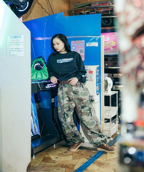 FREAK'S STORE(フリークスストア)の「PIKO × FREAK'S STORE/ピコ 別注 スクエアロゴ クルーネックスウェット(スウェット・レディース・チャコール/ナチュラル/レッド・フリ-)」の14枚目の写真