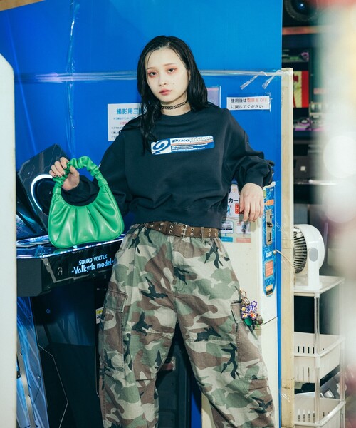 FREAK'S STORE(フリークスストア)の「PIKO × FREAK'S STORE/ピコ 別注 スクエアロゴ クルーネックスウェット(スウェット・レディース・チャコール/ナチュラル/レッド・フリ-)」の17枚目の写真
