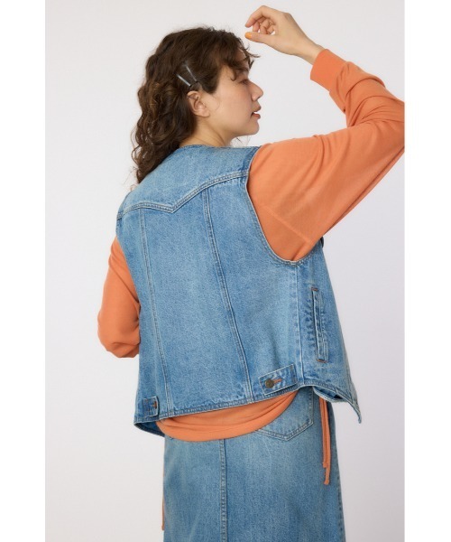 RODEO CROWNS WIDE BOWL（ロデオクラウンズワイドボウル）の「V CUT デニムベスト（ベスト・レディース・ブルー/ブラウン・FREE）」の6枚目の写真