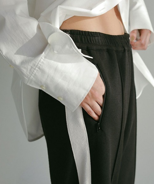 ETRE TOKYO（エトレトウキョウ）の「ブークレサイドラインパンツ