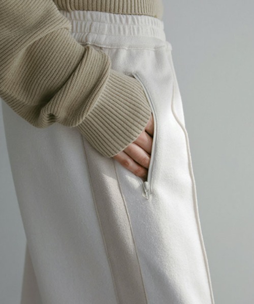 ETRE TOKYO（エトレトウキョウ）の「ブークレサイドラインパンツ