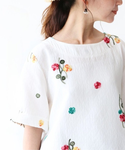 sanpo kuschel(サンポクシェル)の「ポップカラーの花刺繍トップス(シャツ/ブラウス・レディース・ホワイト・FREE)」の1枚目の写真
