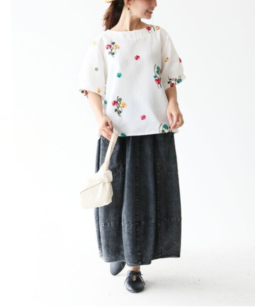 sanpo kuschel(サンポクシェル)の「ポップカラーの花刺繍トップス(シャツ/ブラウス・レディース・ホワイト・FREE)」の2枚目の写真